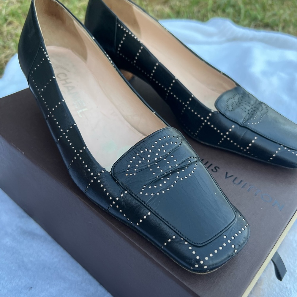 CHANEL Black Flats with Classic Loafer Design